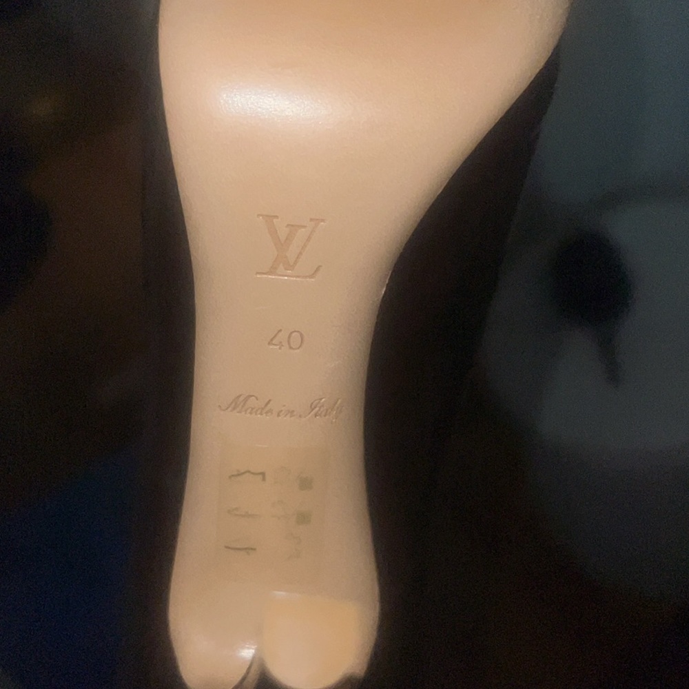 The brand-detailed gold-tone metal attached to the Damier Ebene canvas trim at - Picture 6 of 12